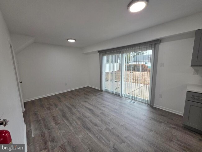 Building Photo - 14 East Ct