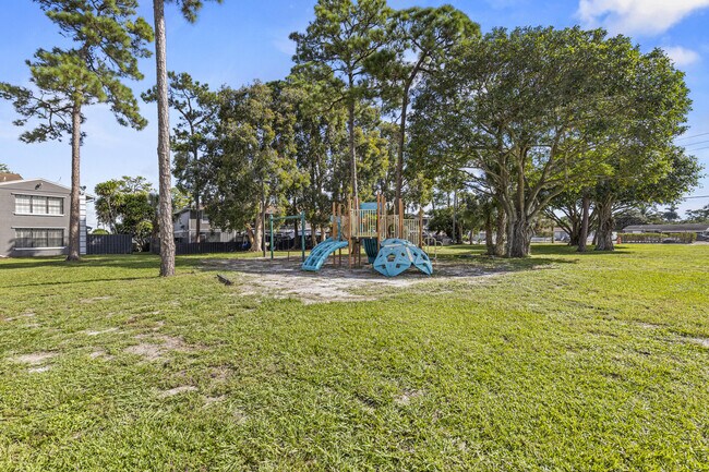 Building Photo - 814 Hill Dr