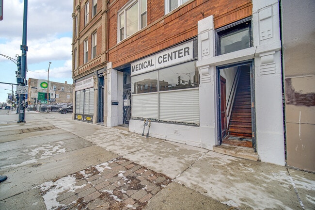 Building Photo - 1002 N Western Ave