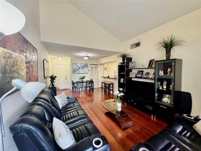 Building Photo - 9731 Fontainebleau Blvd