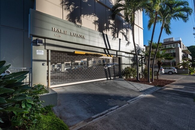 Building Photo - Hale Luana