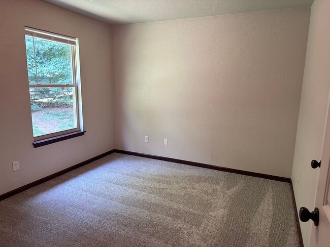 Building Photo - 3 Bed | 2 Bath | 1 Car Garage Single Level Duplex in Blue Springs; Lee’s Summit Schools