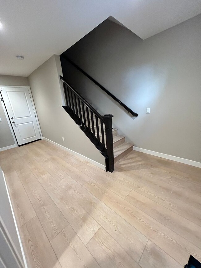 Building Photo - Gorgeous Tri-level Townhouse 3 beds 4baths