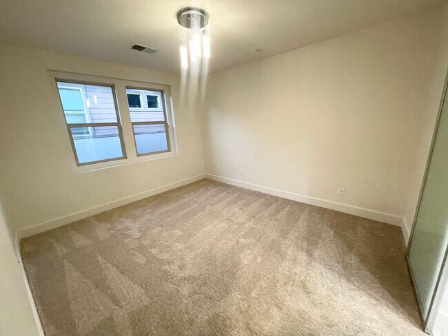 Building Photo - Updated 3 bed / 2.5 bath home in the desirable Frame & Focus community of Civita