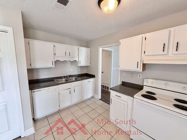 Building Photo - 4505 Villagreen Dr