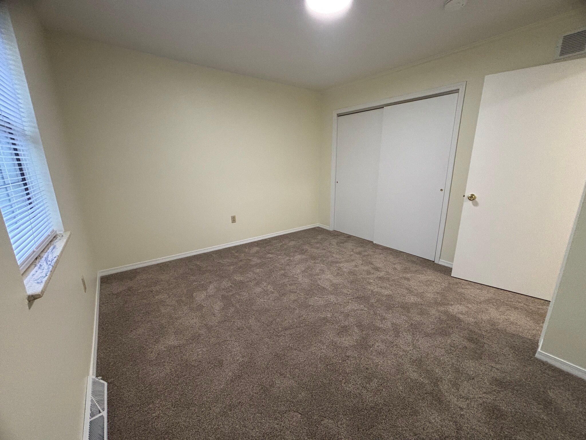 Building Photo - 526 Broadway Ave