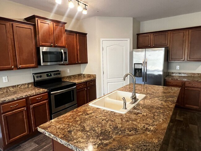 Building Photo - 5BR/3BA $2400 Monthly Rent AND One Month Free Rent!