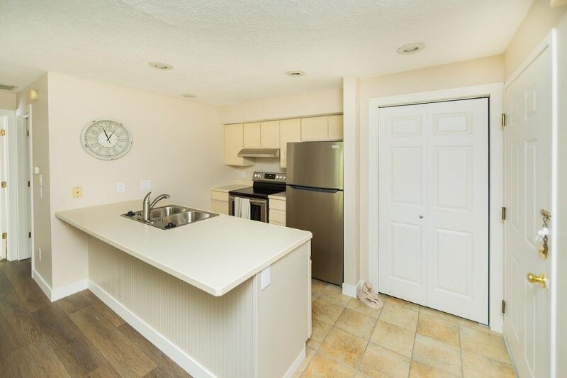 Building Photo - 1346 S College Mall Rd