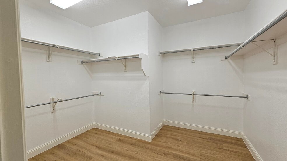 Building Photo - 421 Long Cove Ct