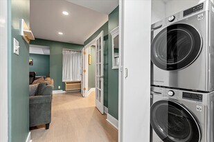 Building Photo - 40 E Delaware Pl