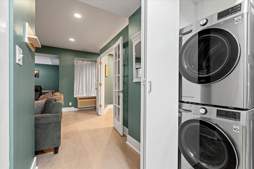 Primary Photo - 40 E Delaware Pl