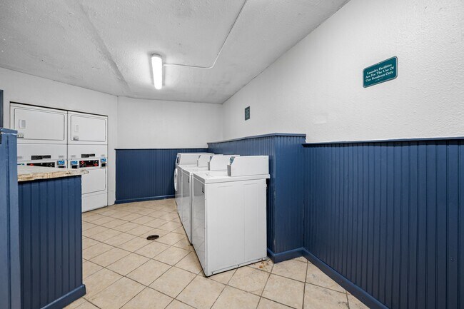 Building Photo - Newly Renovated 2 Bed-2 Bath Apartment wit...