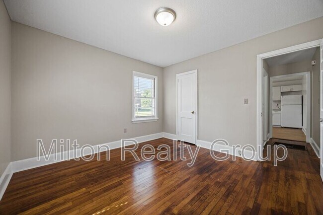 Building Photo - 1208 S 9th St