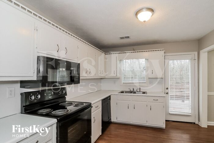 Building Photo - 2570 Paul Thomas Dr