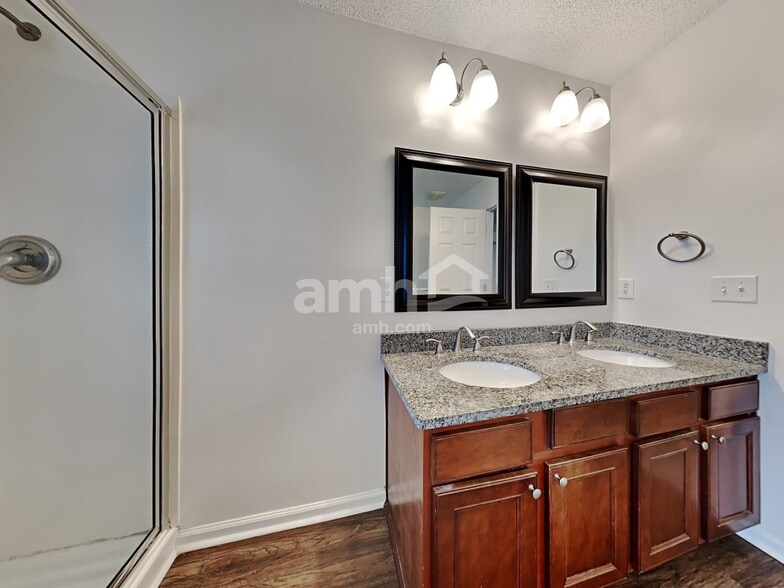 Building Photo - 303 Waylon Dr