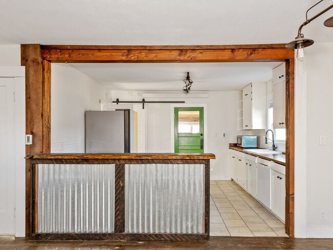 Building Photo - Adorable, fully updated 1-bdr/1-bath Milwa...