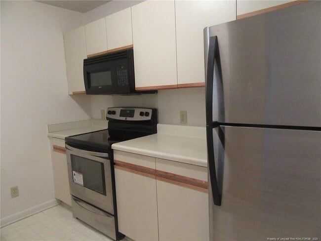 Building Photo - 663 Bartons Landing Pl