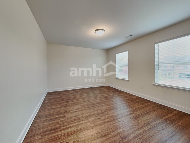 Building Photo - 4934 Trayton Ave