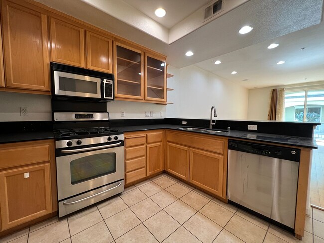 Building Photo - Beautiful Contemporary 3BR/3BA Tri Level Townhouse in the Berryessa Area