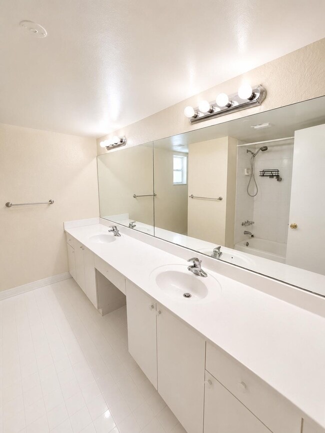 Building Photo - 4205 N University Dr