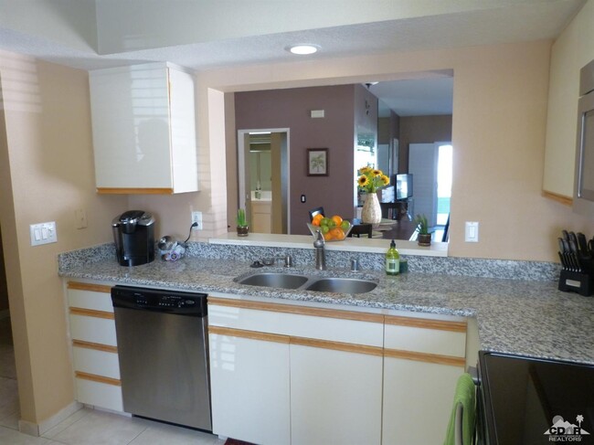 Building Photo - 221 Vista Royale Cir W