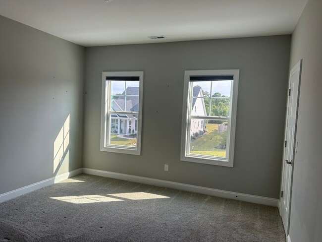 Building Photo - Spacious 4 Bed Home