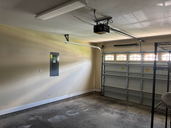 Building Photo - 5261 Montejo Dr