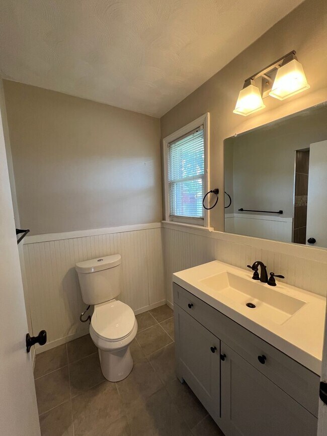 Building Photo - Updated and Spacious ranch in CAMELLIA ACRES