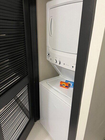 Building Photo - 424 W Trade St