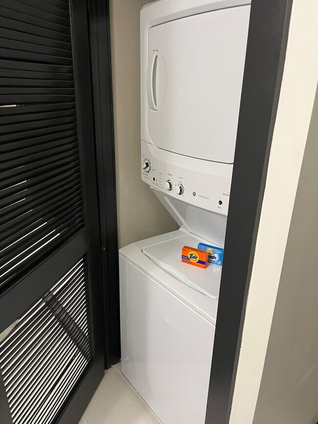 Building Photo - 424 W Trade St