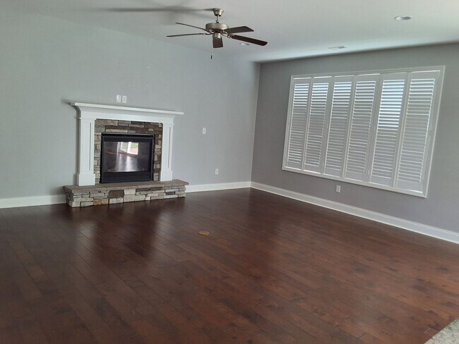 Building Photo - West Knoxville 37922 - 4 bedroom, 3 bath home - Contact Sharon Arnwine (865) 313-7215