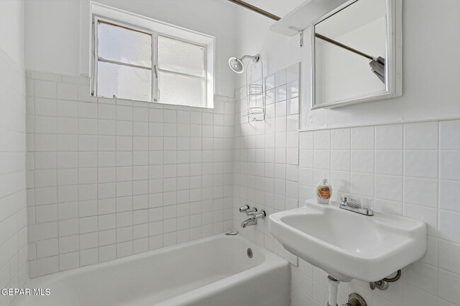 Building Photo - 3912 Kemp Ave