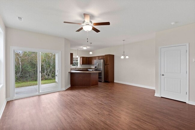 Building Photo - Stunning Townhome!