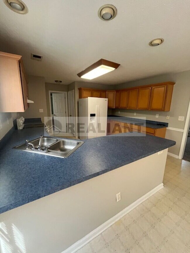 Building Photo - 2108 Heath Land Pl