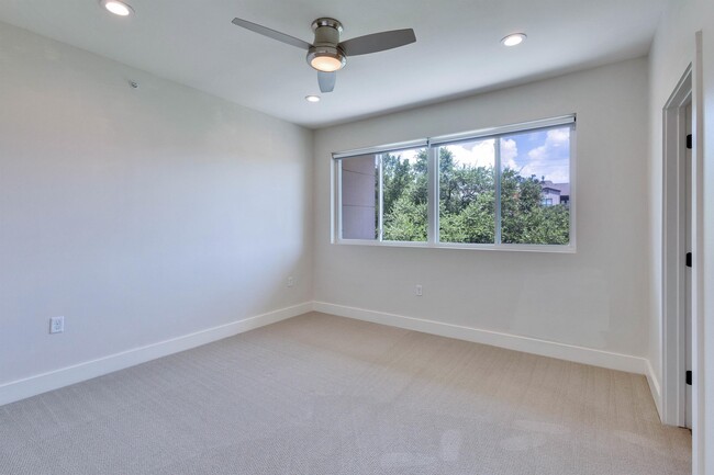 Building Photo - 604 N Bluff Dr
