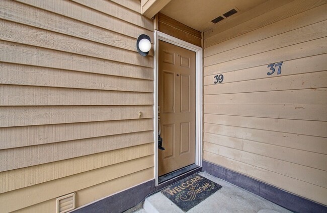 Building Photo - Cozy 2 bdrm 2 bath Condo - $500 OFF the 1st Months Rent!!