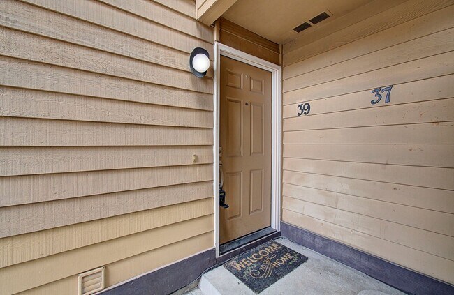 Building Photo - Cozy 2 bdrm 2 bath Condo - HALF OFF the 1s...