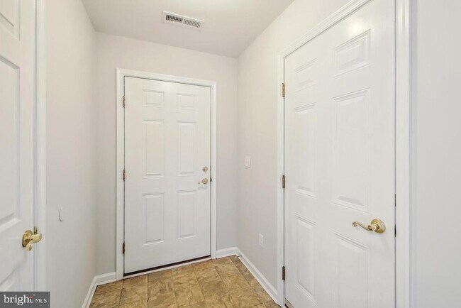 Building Photo - 102 Hunter's Way