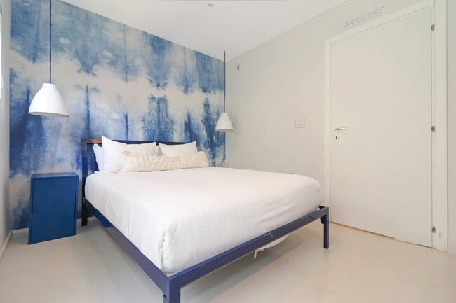 Building Photo - 250 Collins Ave