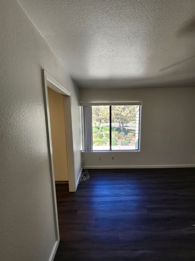Building Photo - Beautiful 2-Bedroom Condo in Phillips Ranch