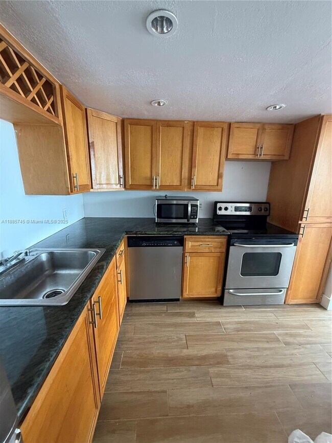 Building Photo - 2025 NE 164th St