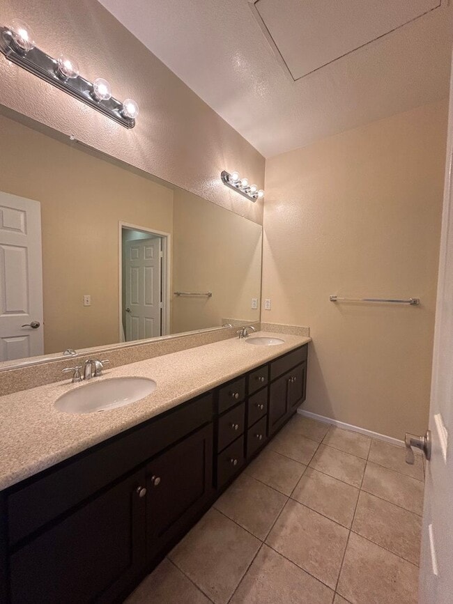 Building Photo - Move in special !!! $1000 off first month rent on approved credit with a 1 year lease.