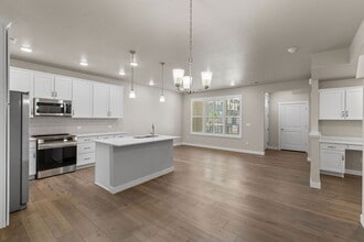 Building Photo - 2 Bedroom 2 Bathroom Ground Floor Townhome in Centerra