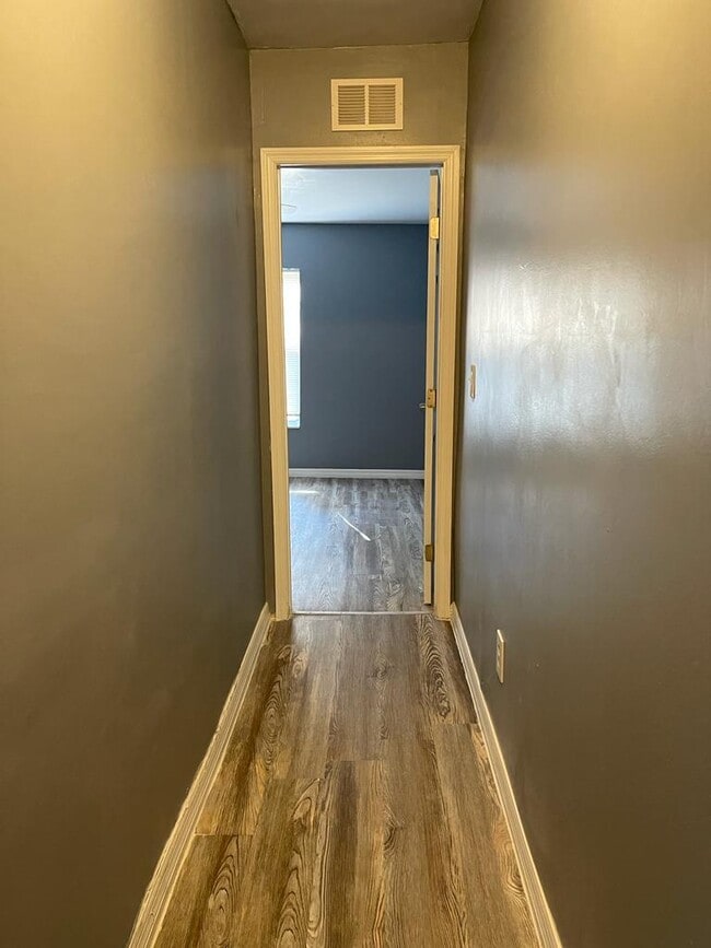 Building Photo - 2524 Hiland St