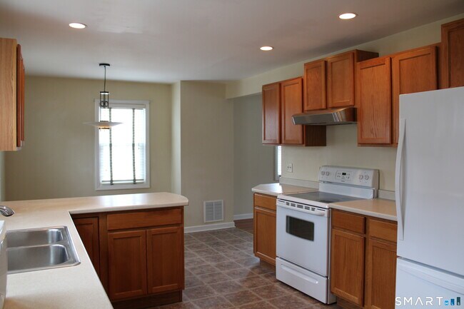 Building Photo - 6 Sunnyside E Rd