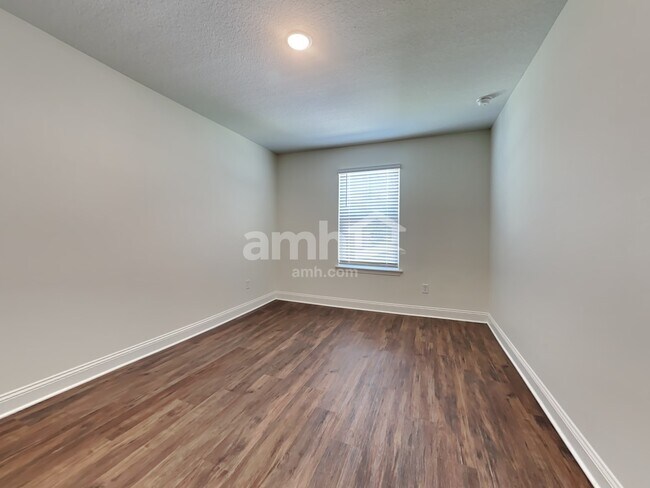 Building Photo - 390 Banyan Frst Dr