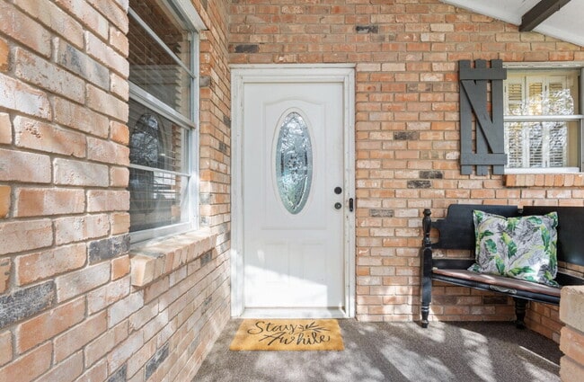 Building Photo - Charming Oak-Shaded Retreat in Woodway’s Coveted Bird Streets with Versatile Living Spaces & Work...