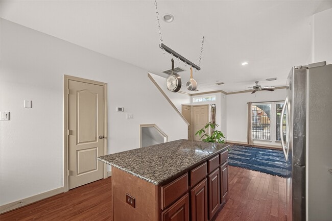 Building Photo - 313 Hogan St