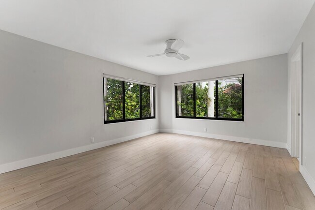 Building Photo - 1121 Bel Air Dr