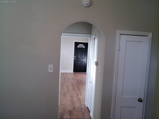 Building Photo - 6118 Vermont Ave